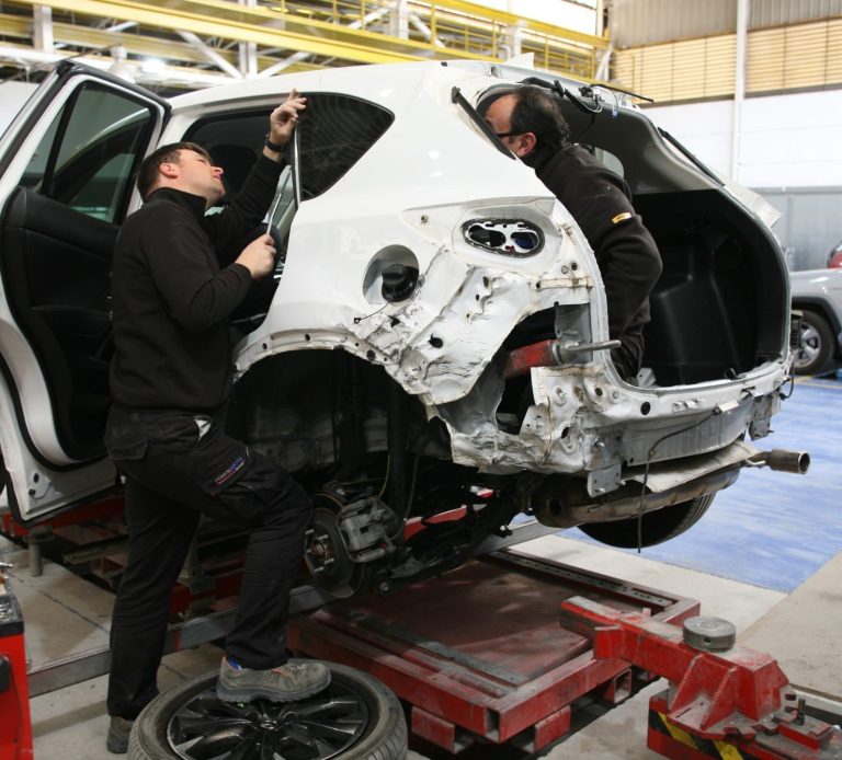 Reparación de un vehículo en bancada